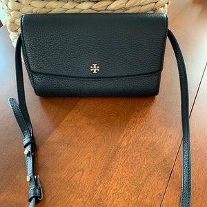 New Tory Burch Robinson Crossbody Wallet in black
